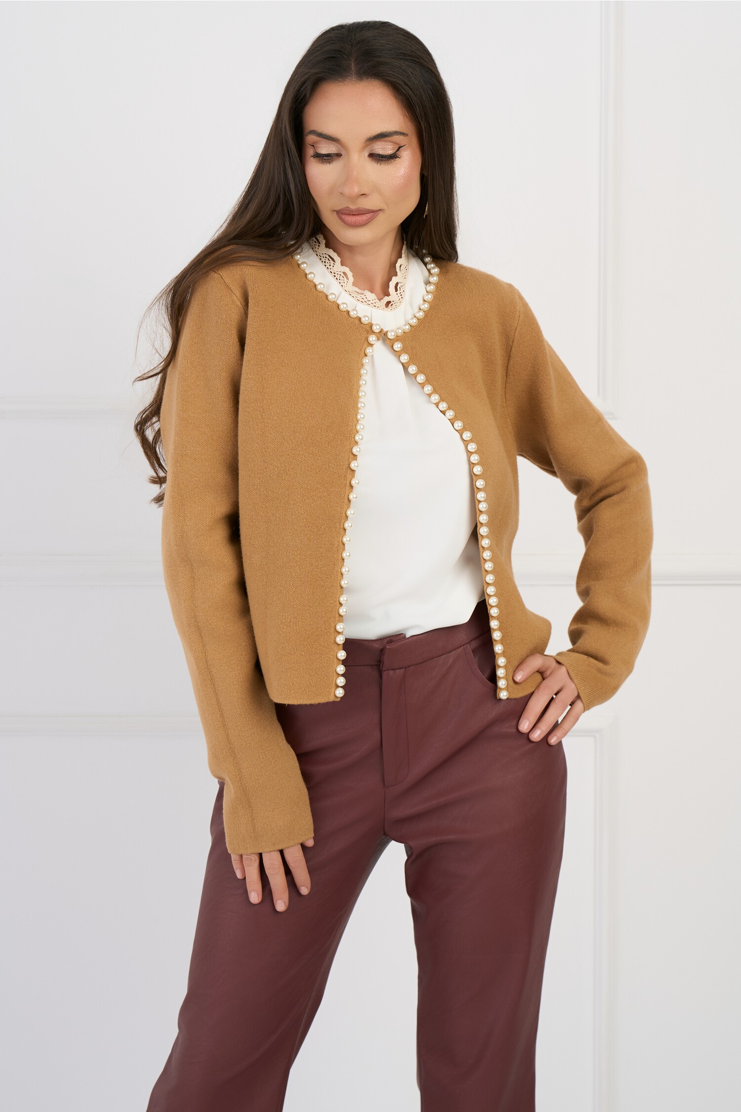 Cardigan Bej cu Perle din Tricot | Eleganță