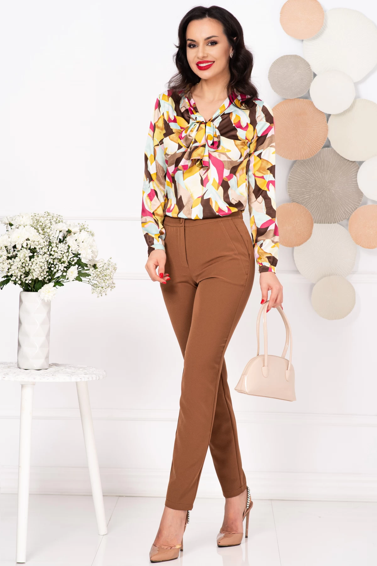 Pantaloni office camel conici cu buzunare laterale