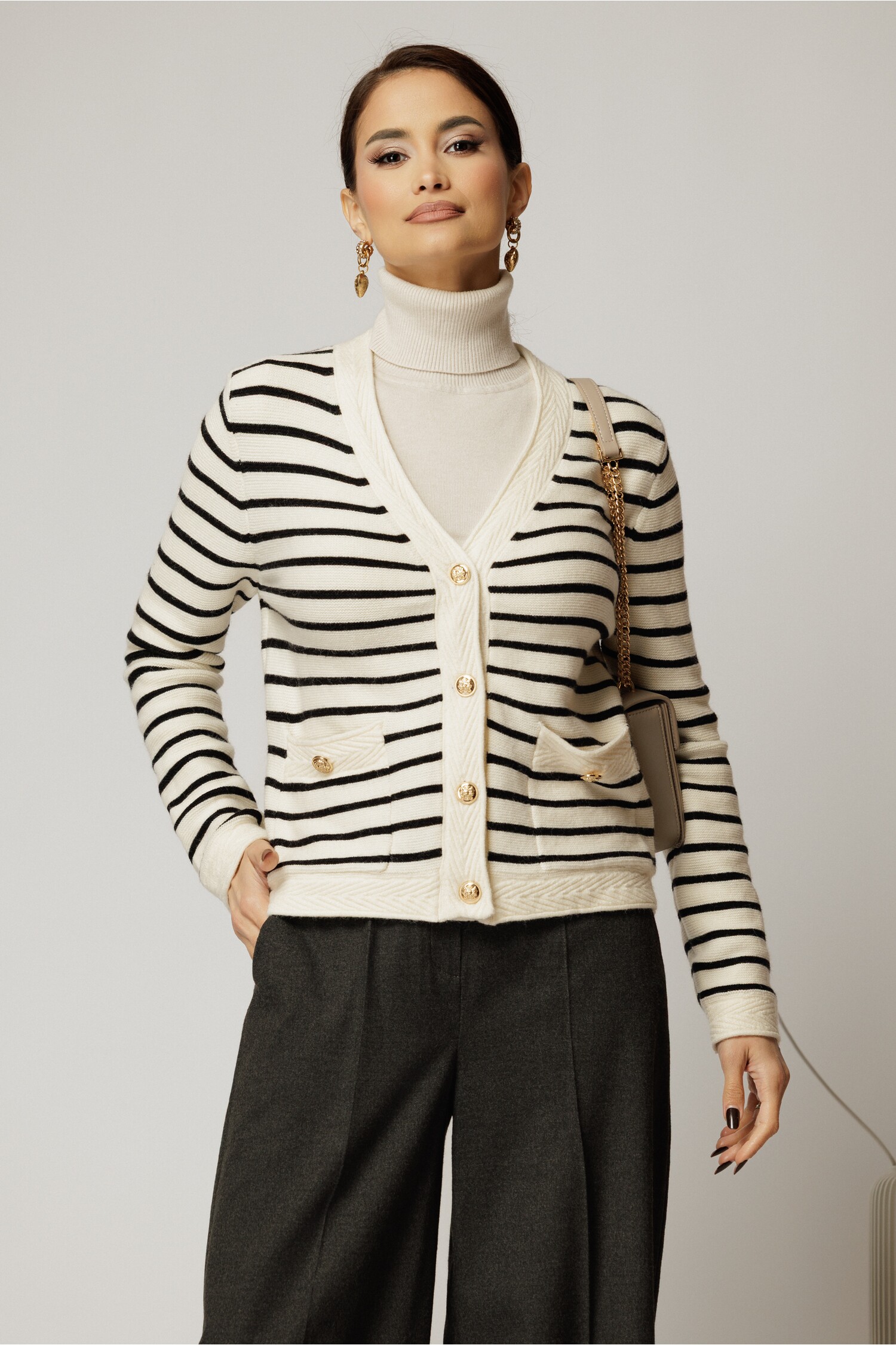 Pulover Dama cu Dungi si Nasturi - Stil Versatil