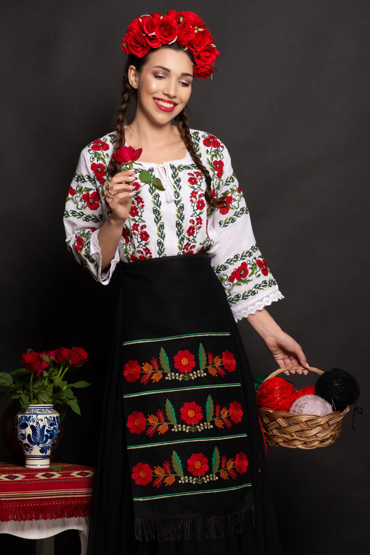 Fota Mioara Traditional cu Flori Brodate