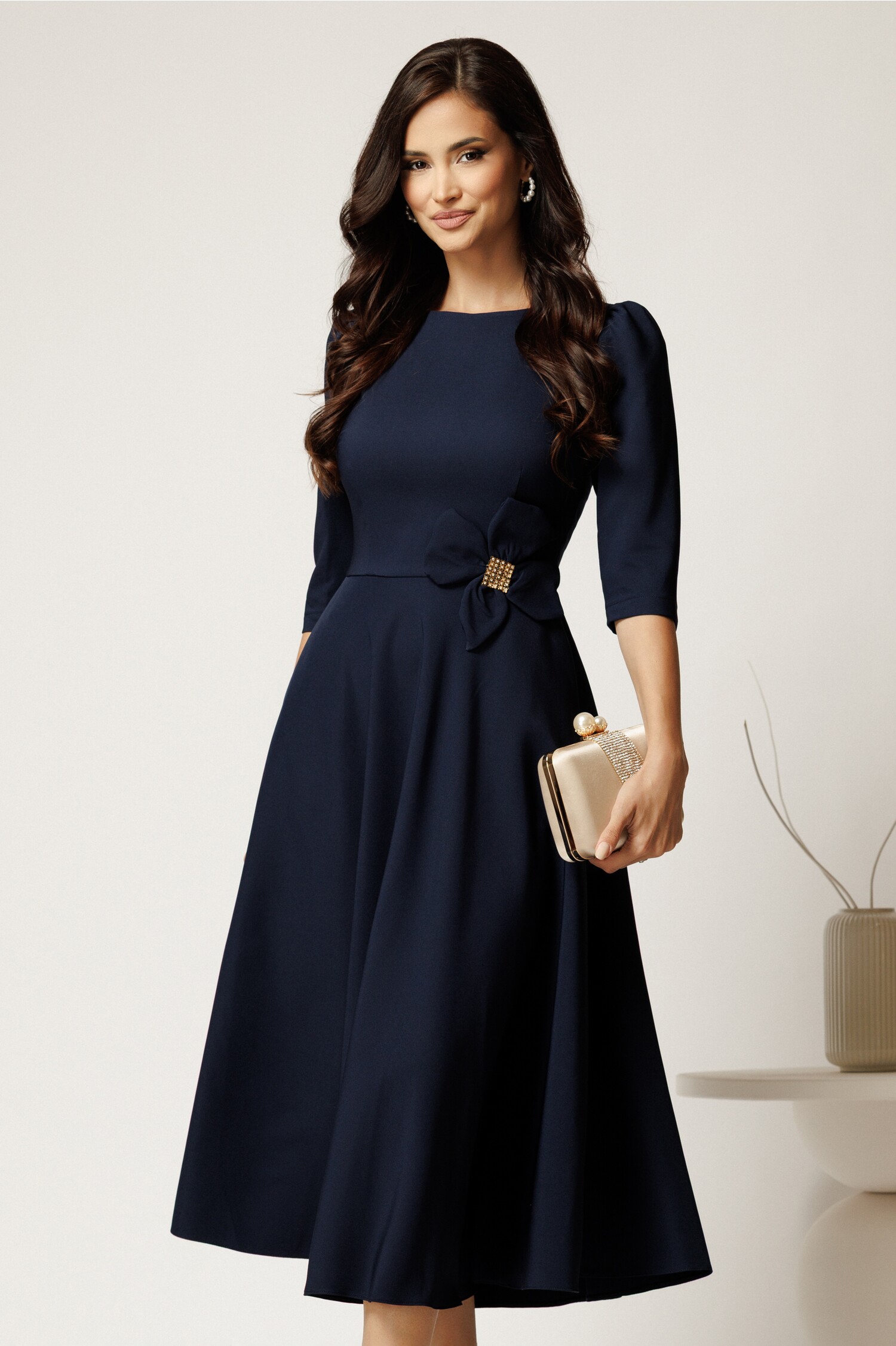 Rochie midi bleumarin eleganta cu floare in talie