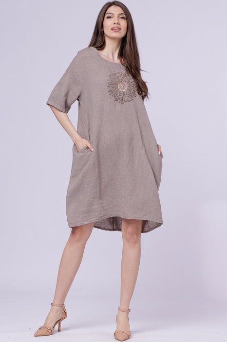 Rochie midi din in cu floare din paiete pe piept, bej inchis