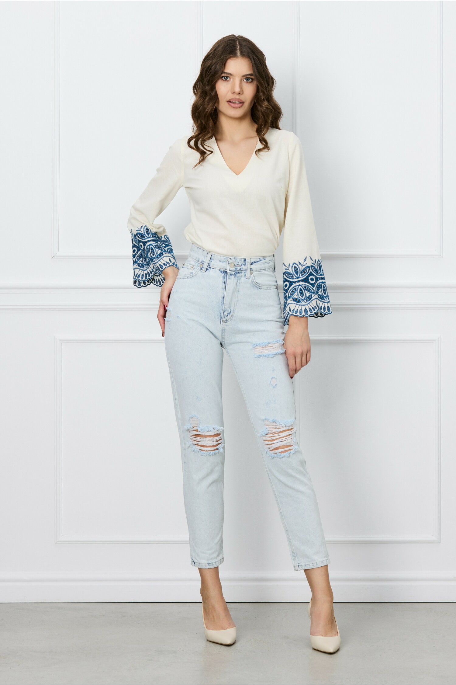 Blugi Oana bleu cu rupturi - Stil urban modern