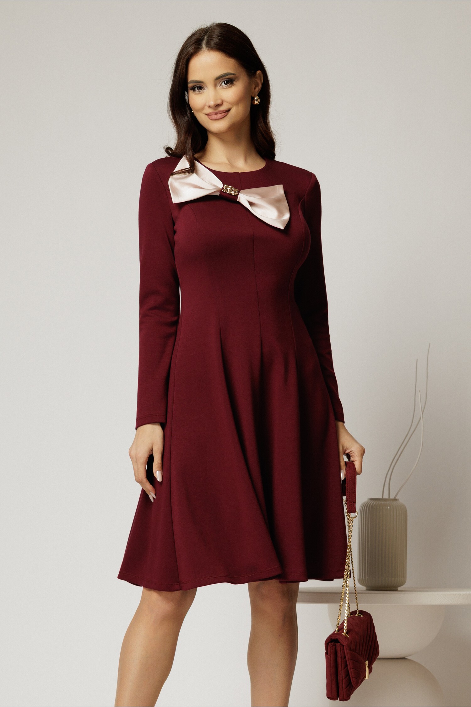 Rochie Midi Bordo cu Fundă Satinată | Eleganță și Stil