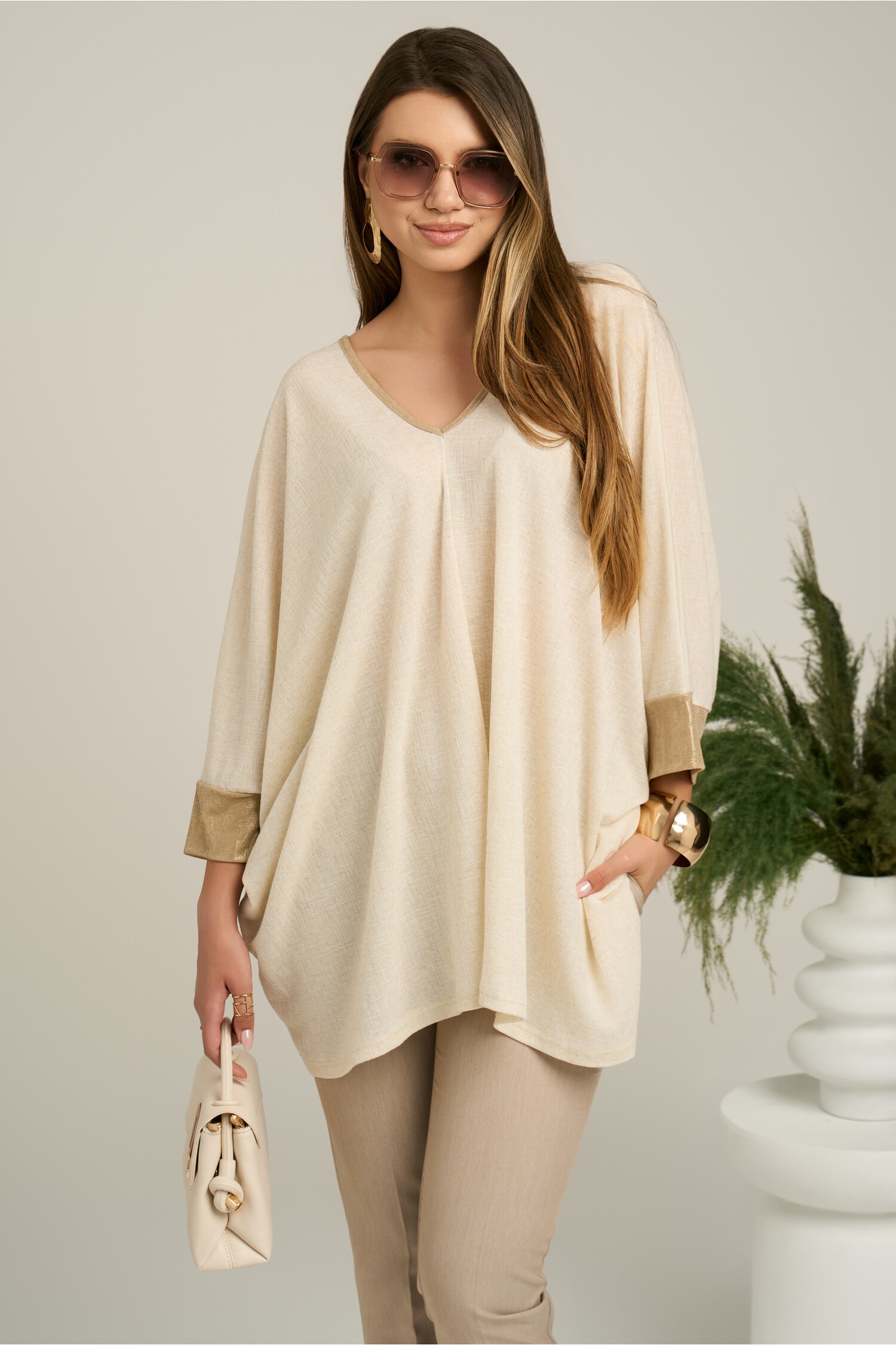 Bluza Oversize Ivory cu Mansete Aurii - Eleganță Casual