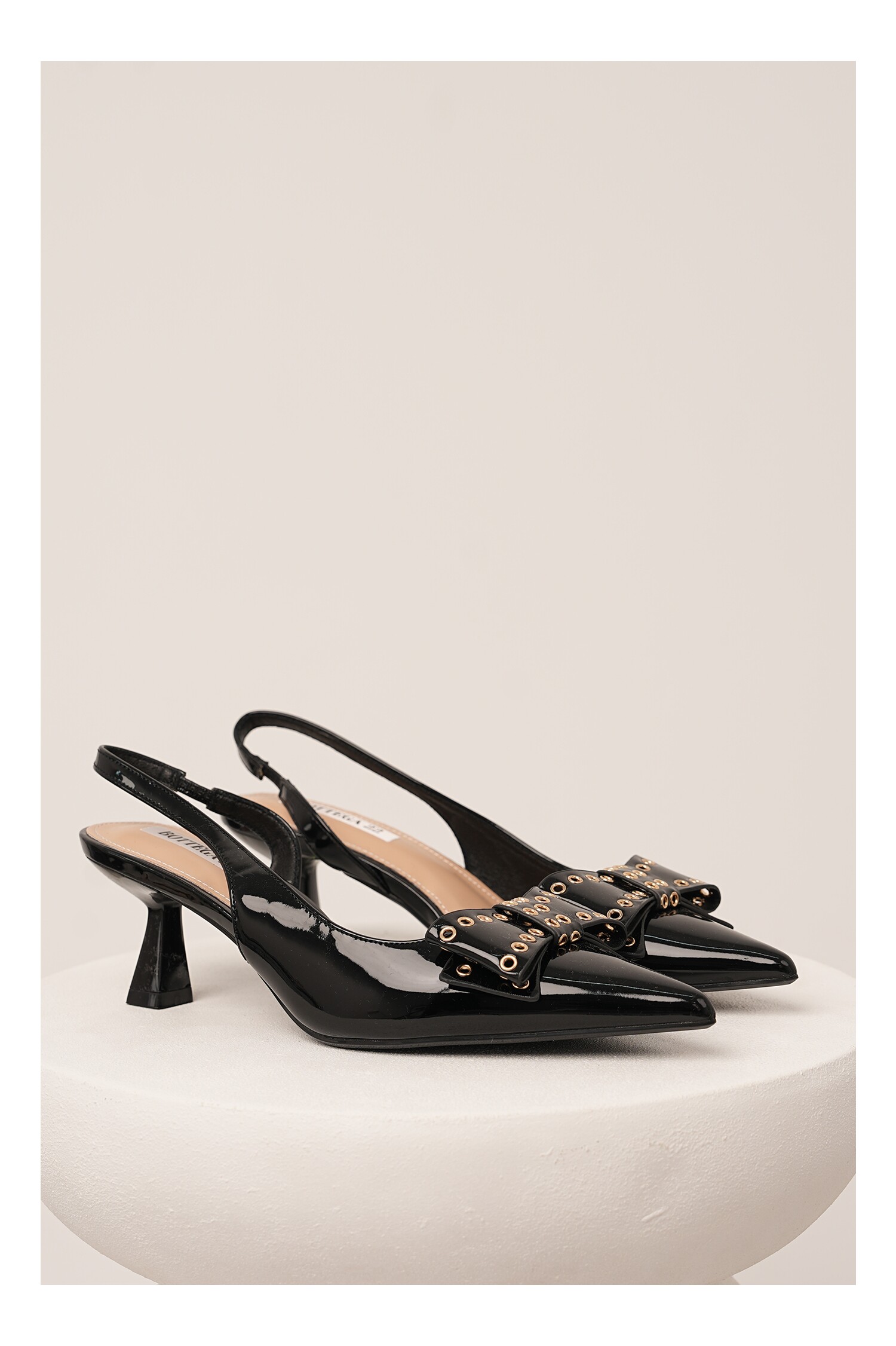 Pantofi negri eleganți cu toc, piele lacuită