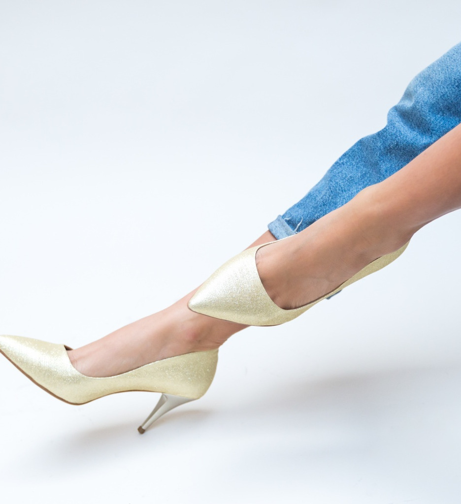 Pantofi cu Toc Aurii - Eleganță la Îndemână - imagine 4