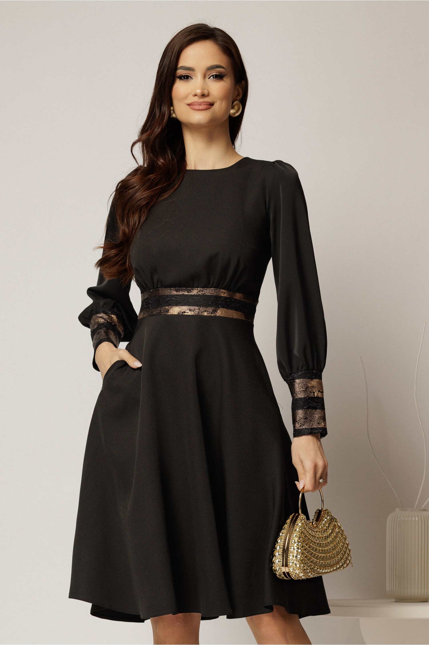 Rochie Neagră Elegantă cu Inserții Aurii și Dantelă