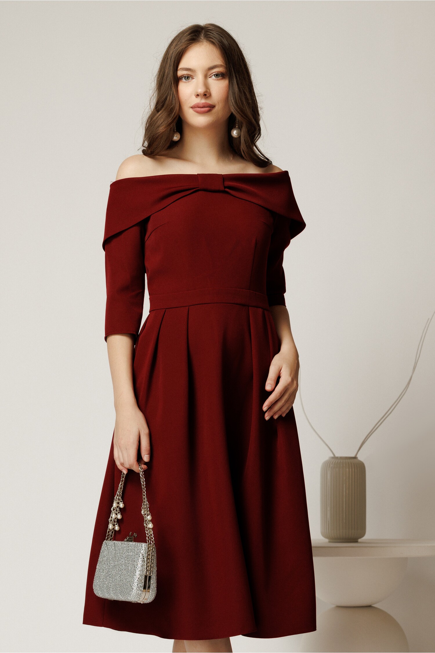 Rochie Irene Midi Bordo cu Umerii Goi și Fundă