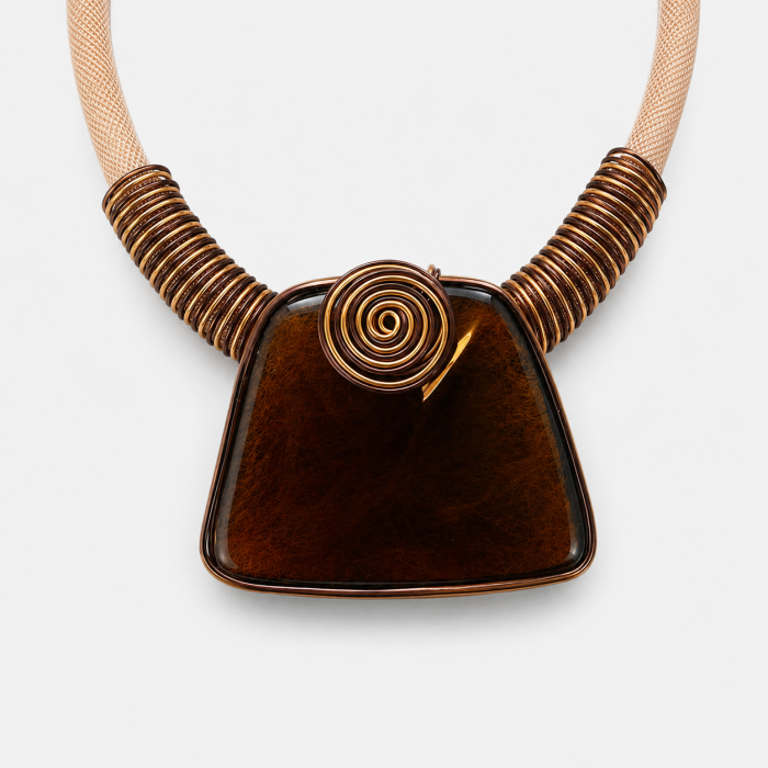 Colier statement cu pandantiv geometric din rasina maro si design multistrat metalic
