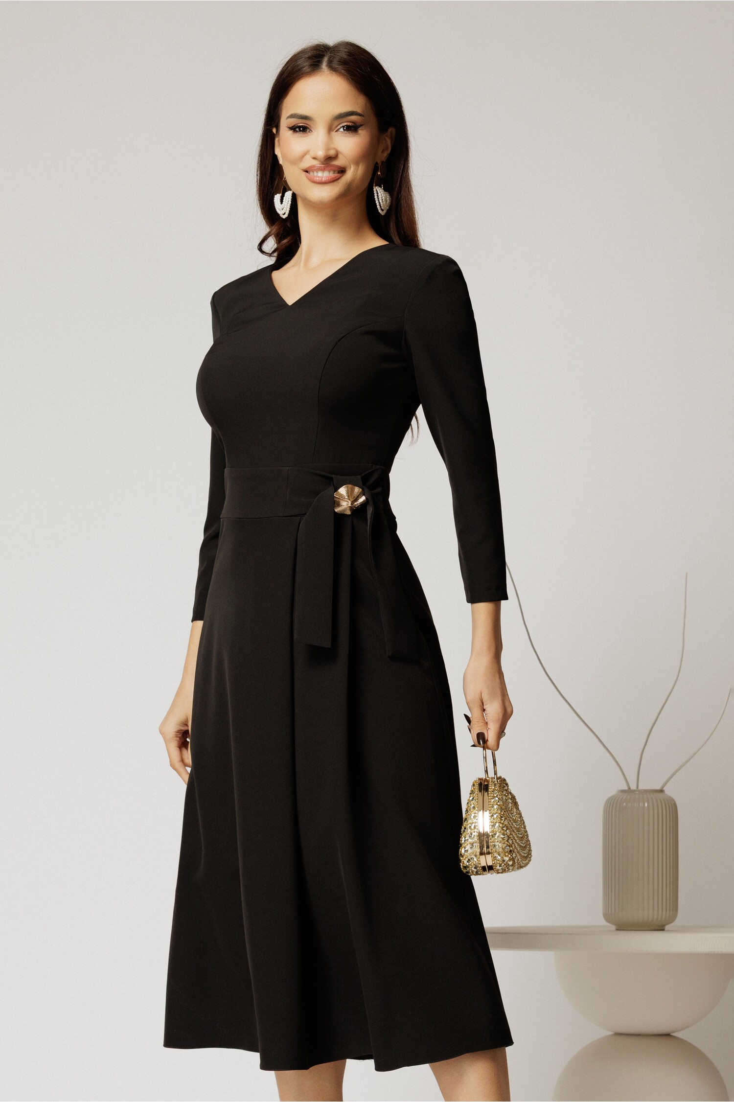 Rochie Neagră Elegantă cu Talie Accentuatată
