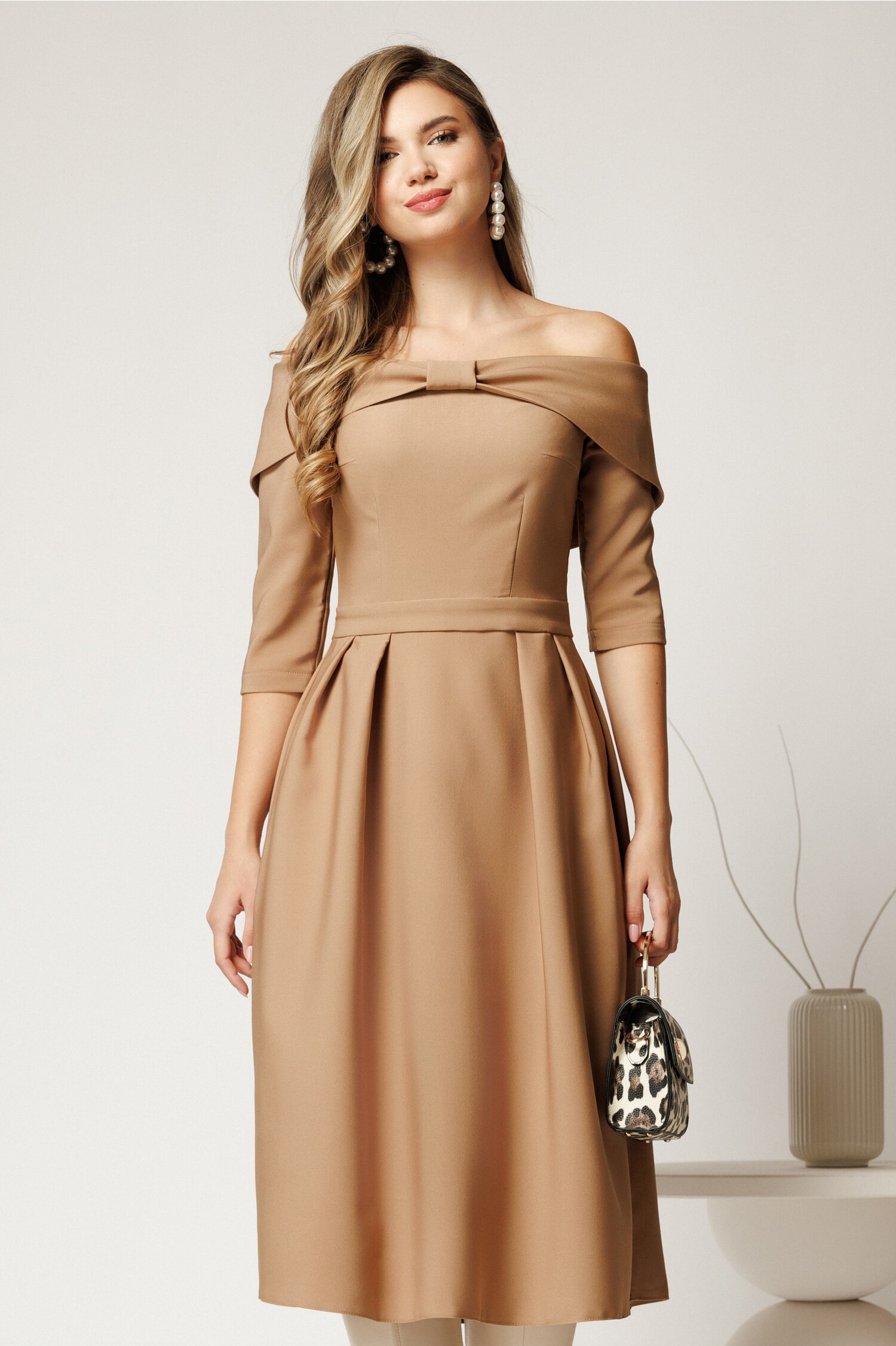 Rochie Midi Eleganta Bej cu Umerii Goi și Fundă