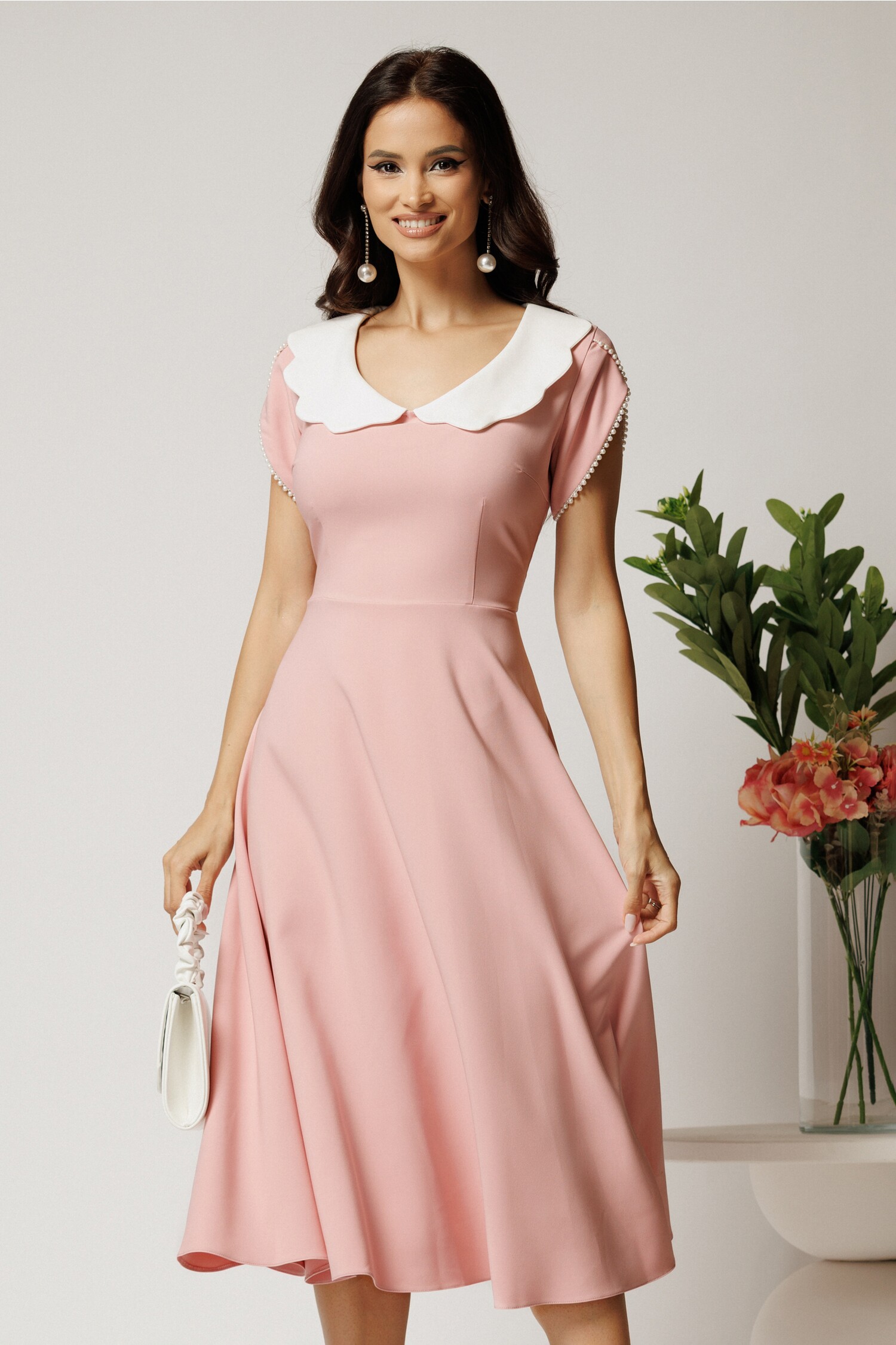 Rochie Midi Elegantă Roz cu Guler Alb și Perle