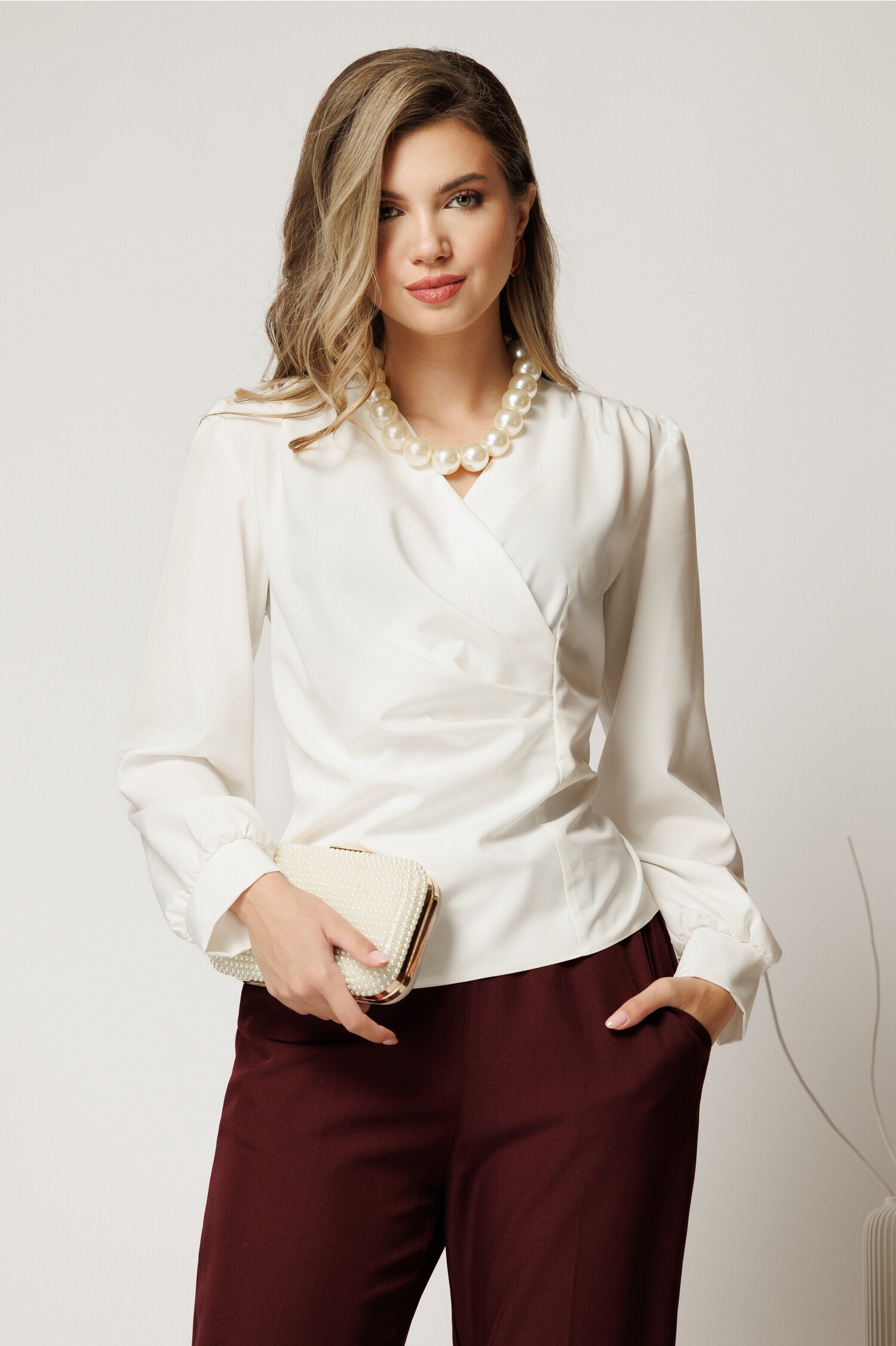 Bluza Alba Eleganta cu Decoteu V si Fronseuri