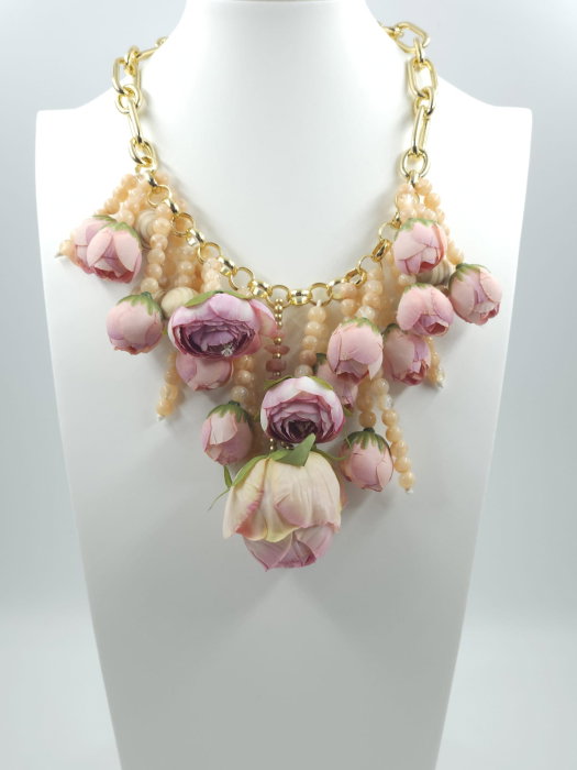 Colier statement cu flori decorative 3D in nuante pastelate de roz ,   design artistic