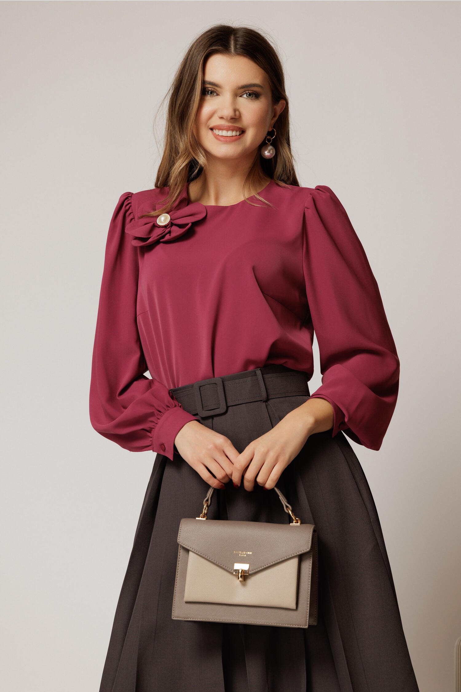 Bluza Magenta cu Perla - Eleganță și Stil