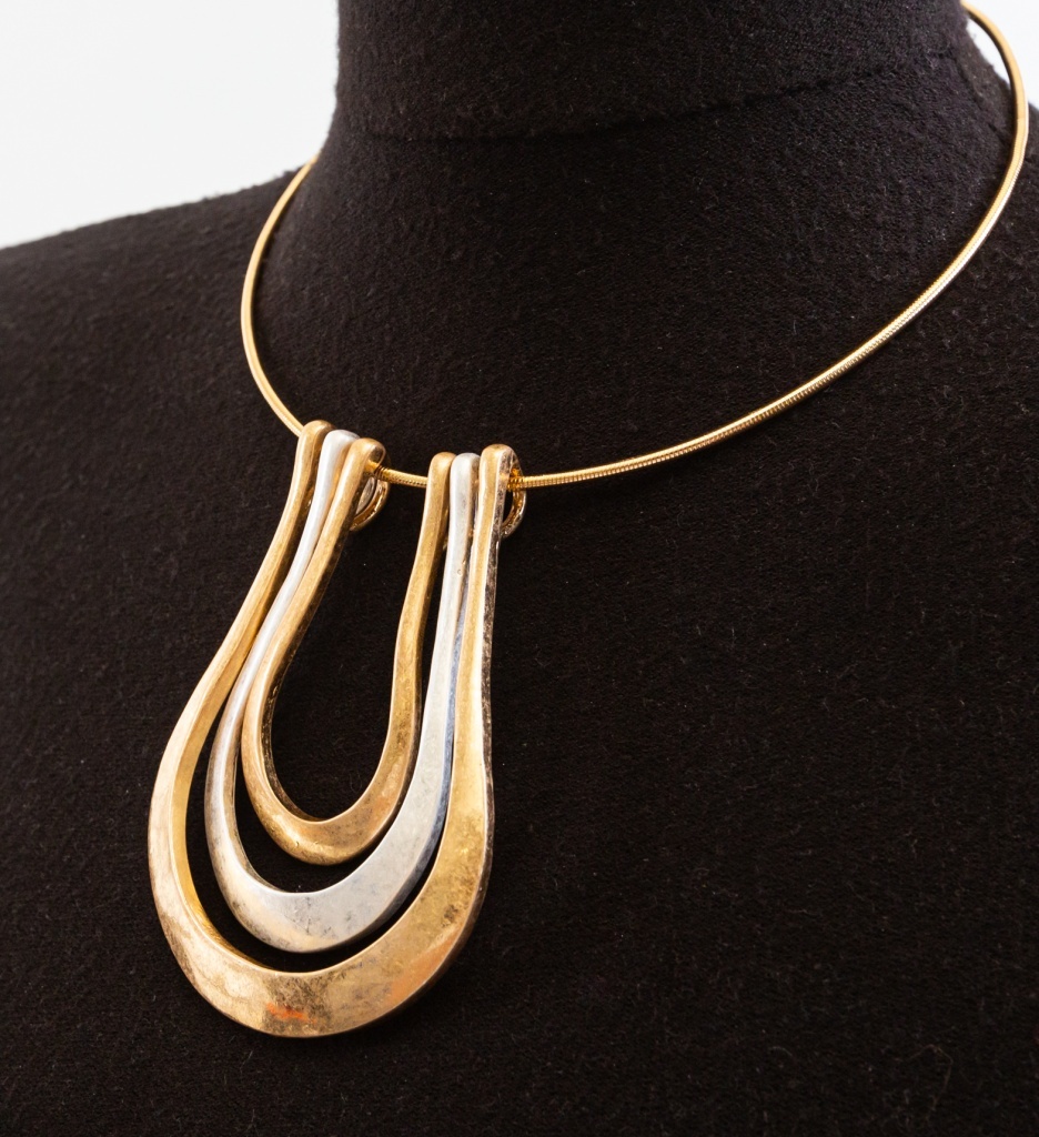 Colier Langue Auriu – Eleganță și Stil