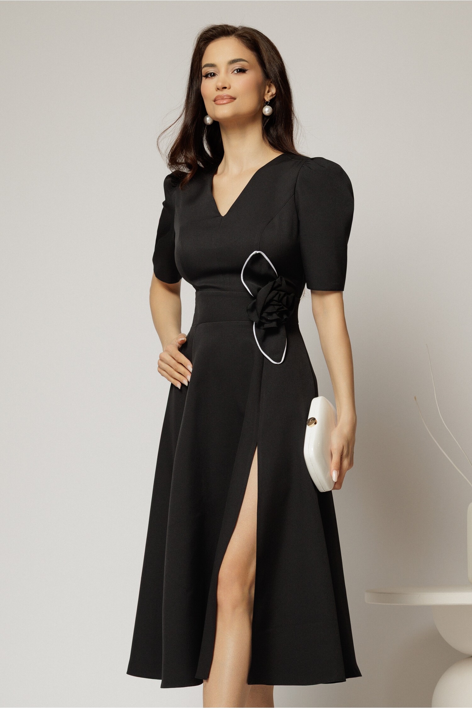 Rochie neagra midi cu detaliu floral si decolteu V