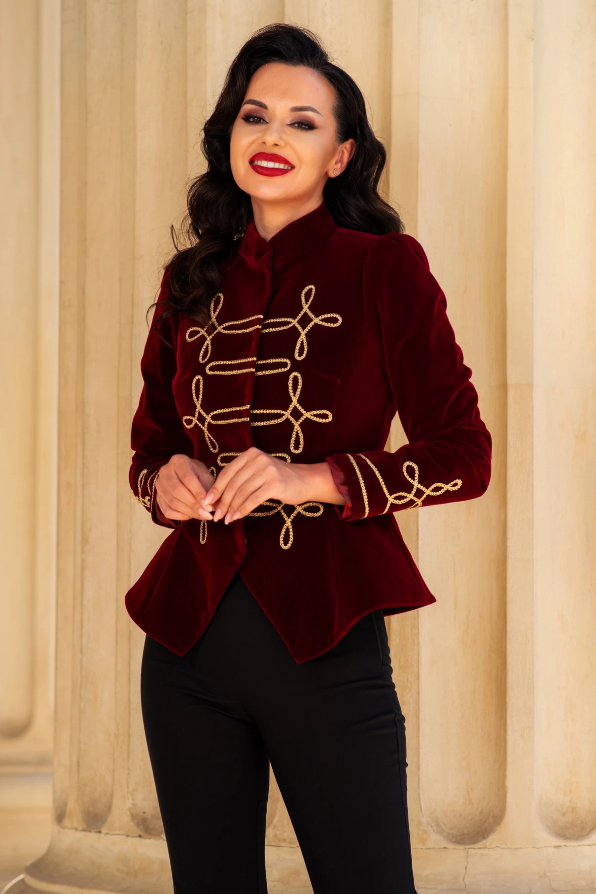Sacou elegant din catifea bordo cu detalii aurii
