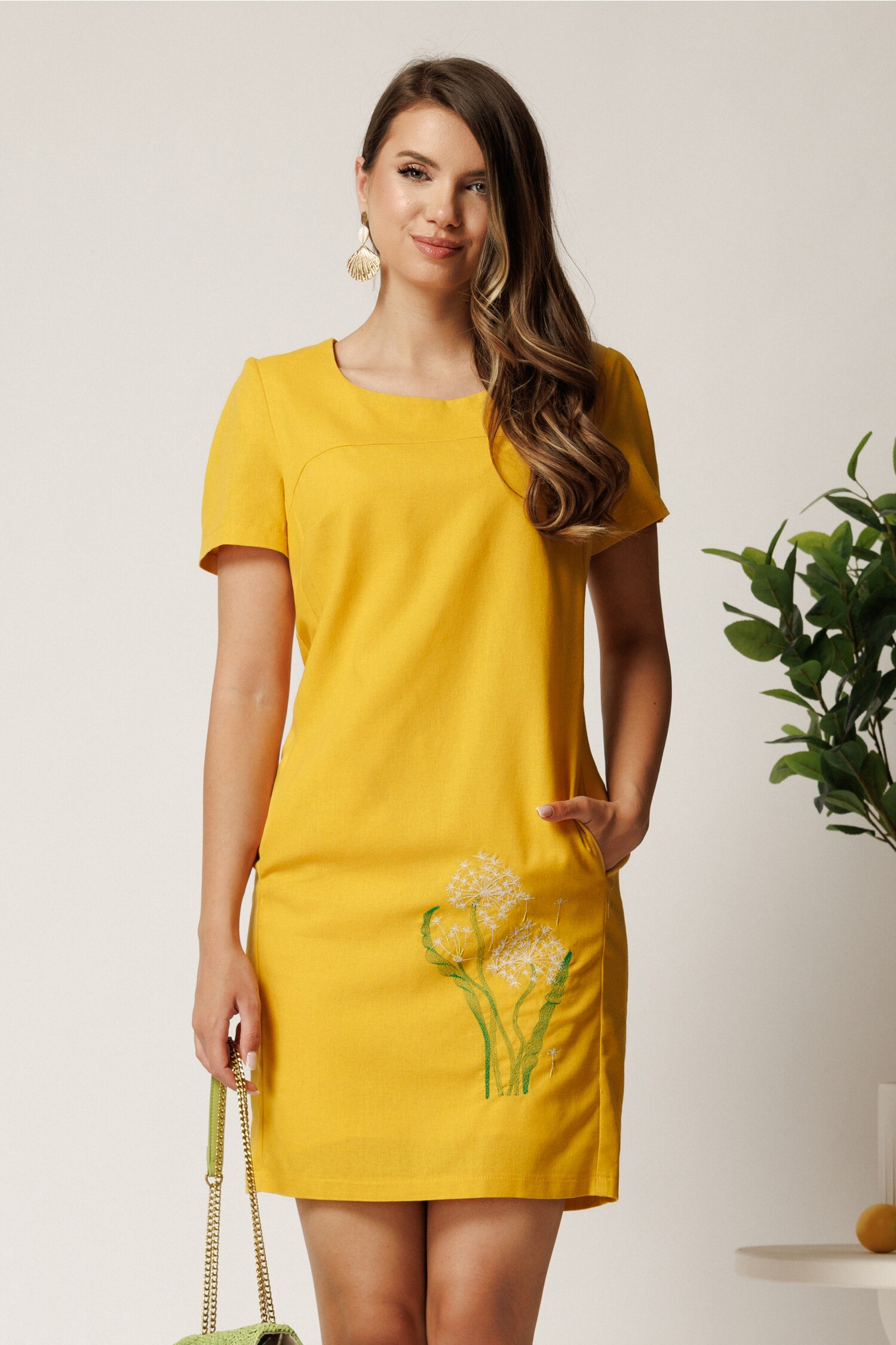 Rochie In Galbena cu Broderie Florala Eleganta