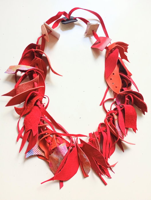 Colier handmade unicat multicolor din piele naturala,nuante rosu,corai