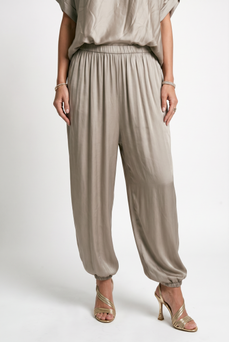 Pantaloni din matase si vascoza satinata cu croi lejer si elastic la glezna, bej auriu
