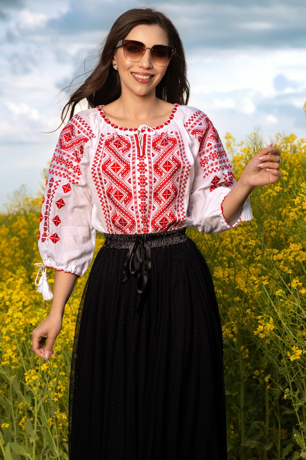 Ie traditionala din bumbac alb Constanta cu broderie rosie