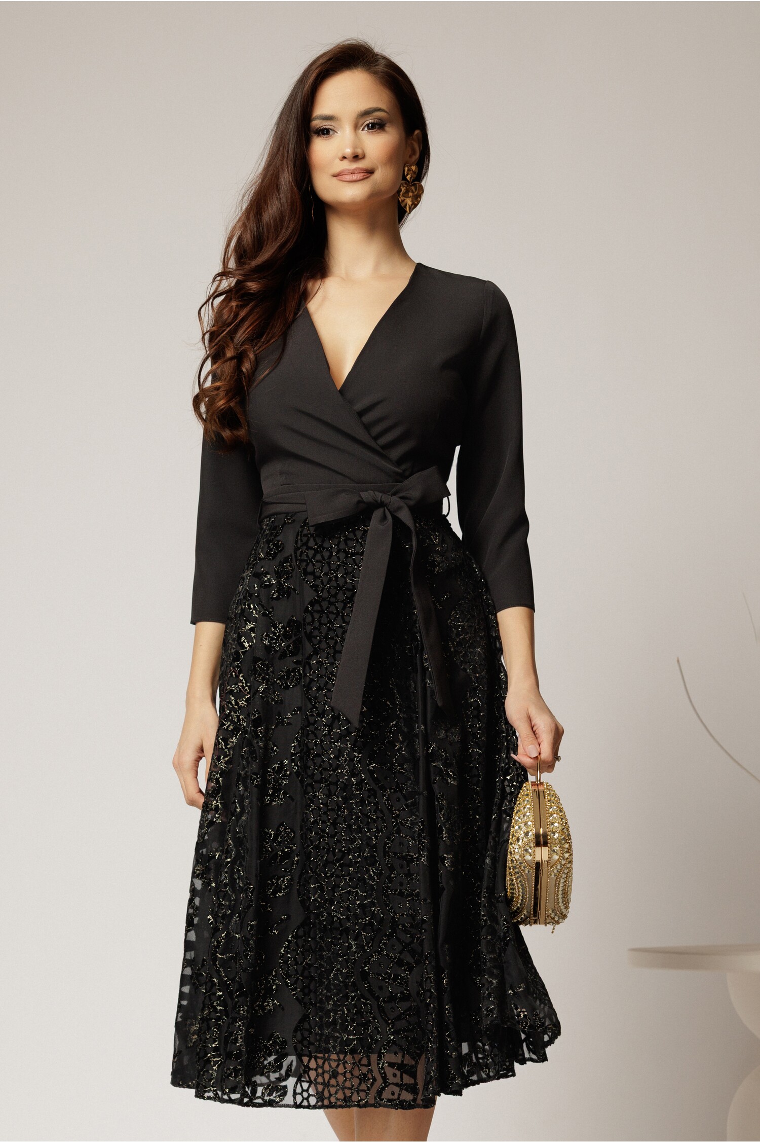 Rochie DY Fashion midi neagra cu decolteu petrecut si fusta din voal imprimat