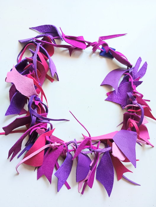 Colier handmade unicat din piele naturala,nuante fuchsia ,roz mov