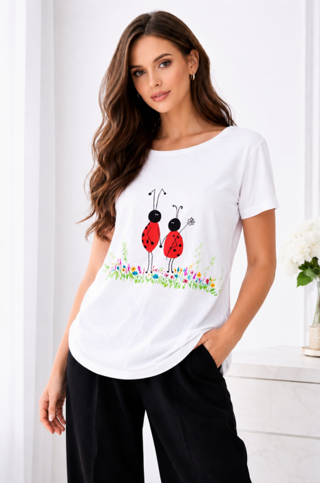 Tricou alb din bumbac  pictat manual, cu buburuze