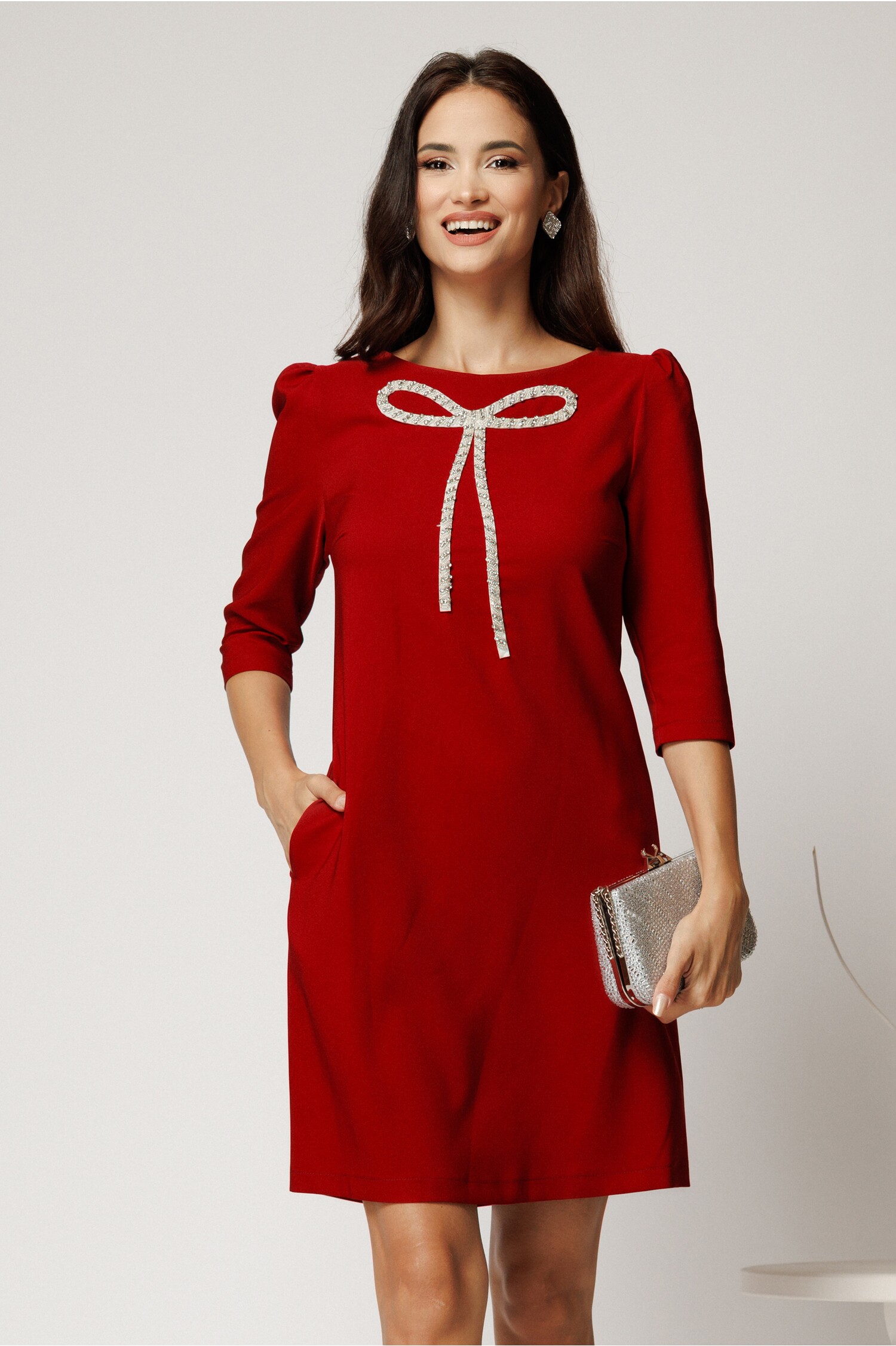 Rochie Bordo Stofă cu Fundă Strasuri - Eleganță și Stil