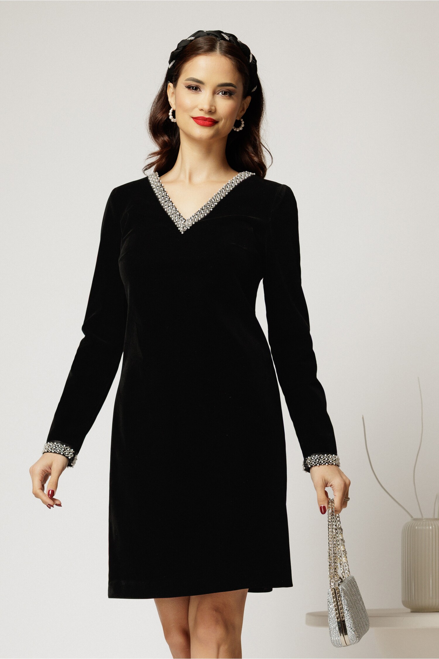 Rochie Catifea Neagra cu Perle | Eleganta