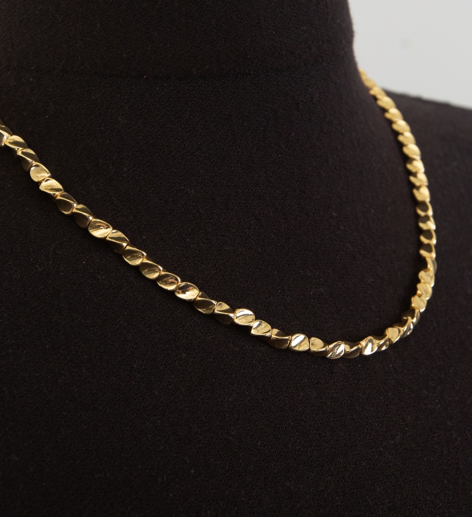 Colier Leyra Auriu | Design Elegant pentru Orice Ocazie