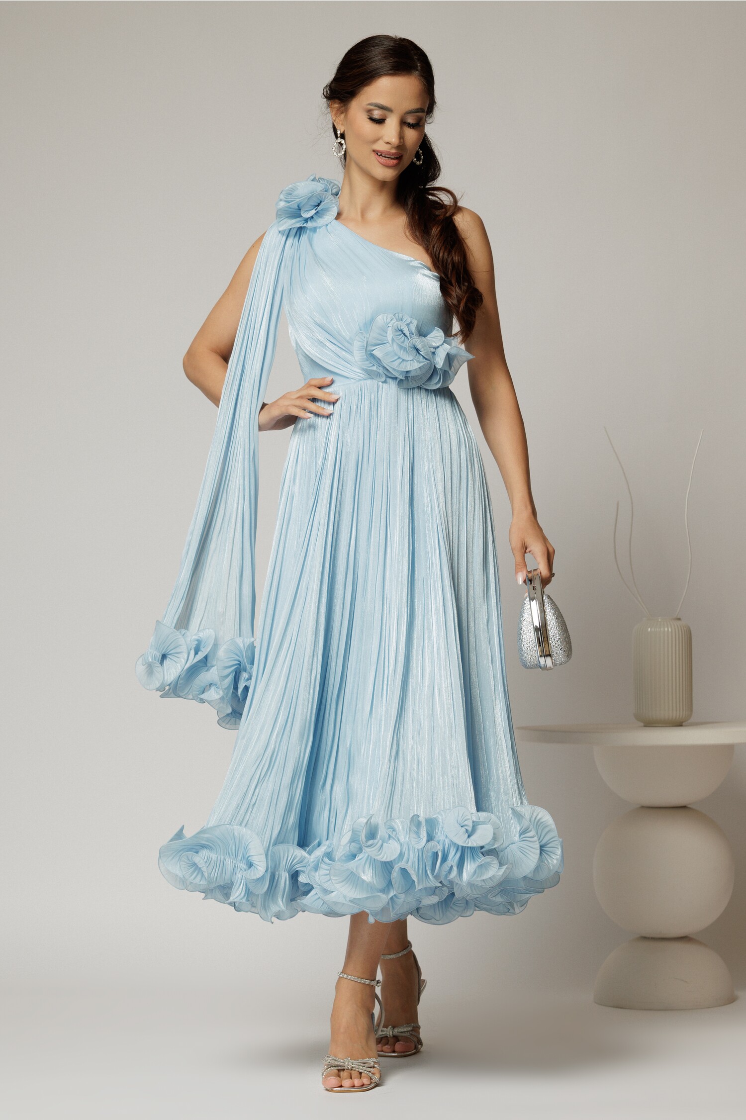 Rochie Midi Bleu Satinată cu Volanase și Flori
