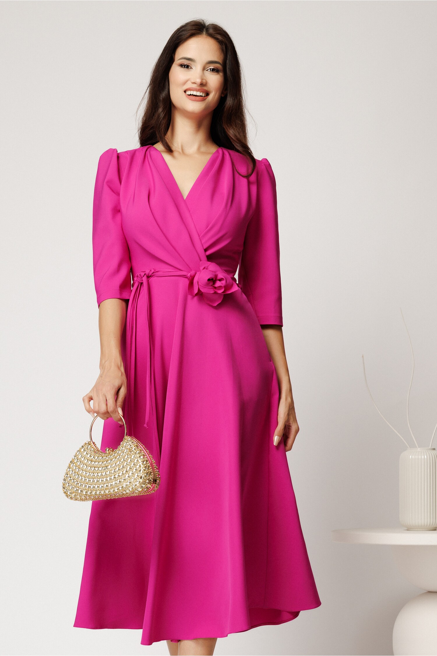 Rochie midi fucsia elegantă cu floare în talie
