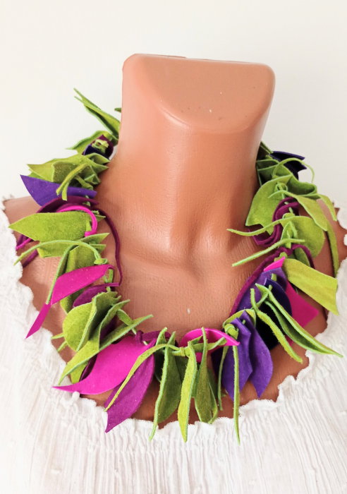 Colier handmade din piele naturala,nuante fuchsia ,olive