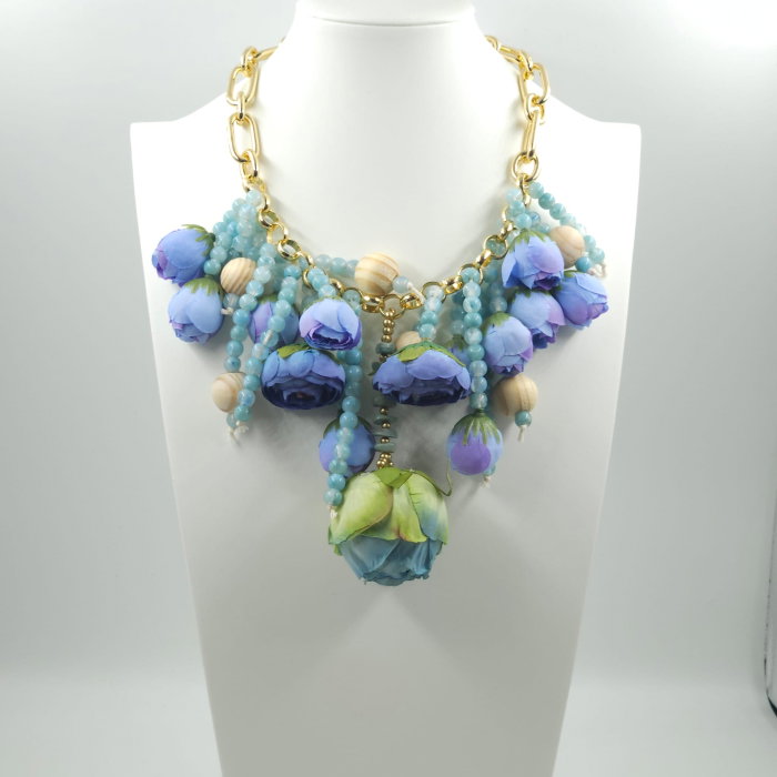 Colier statement cu flori decorative 3D in nuante pastelate de albastru si lila ,   design artistic