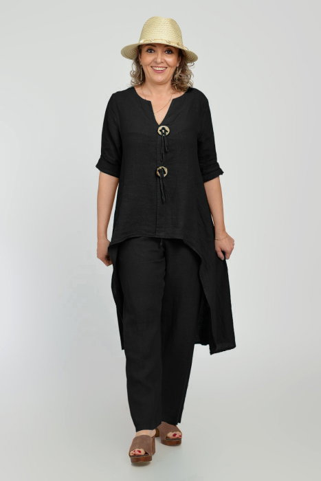Compleu din in, cu nasturi decorativi, cu pantaloni si bluza tunica mai lunga in spate, negru