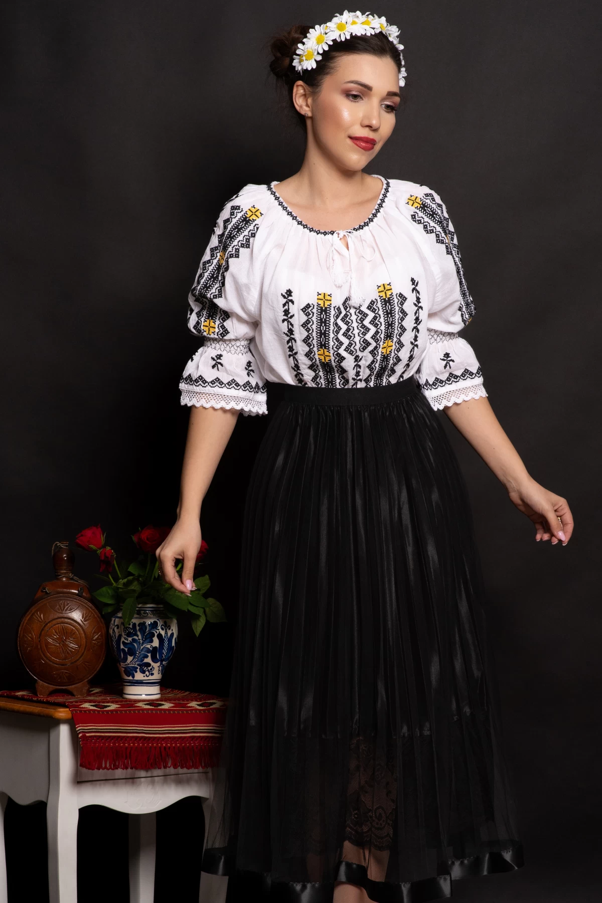 Ie Magdalena crucii brodată Traditional - imagine 1