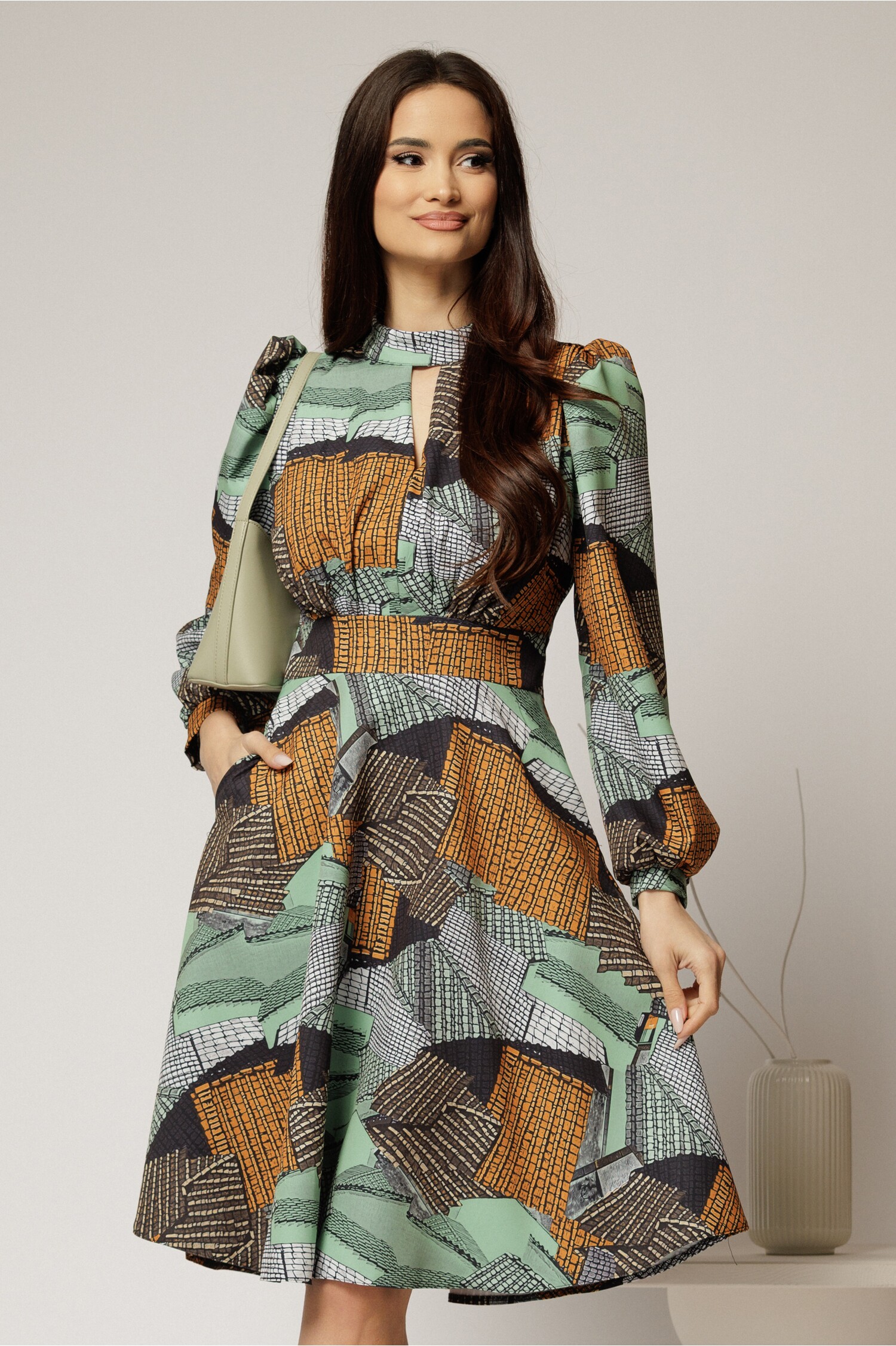 Rochie Midi Verde Maro cu Decupaj și Maneci Bufante