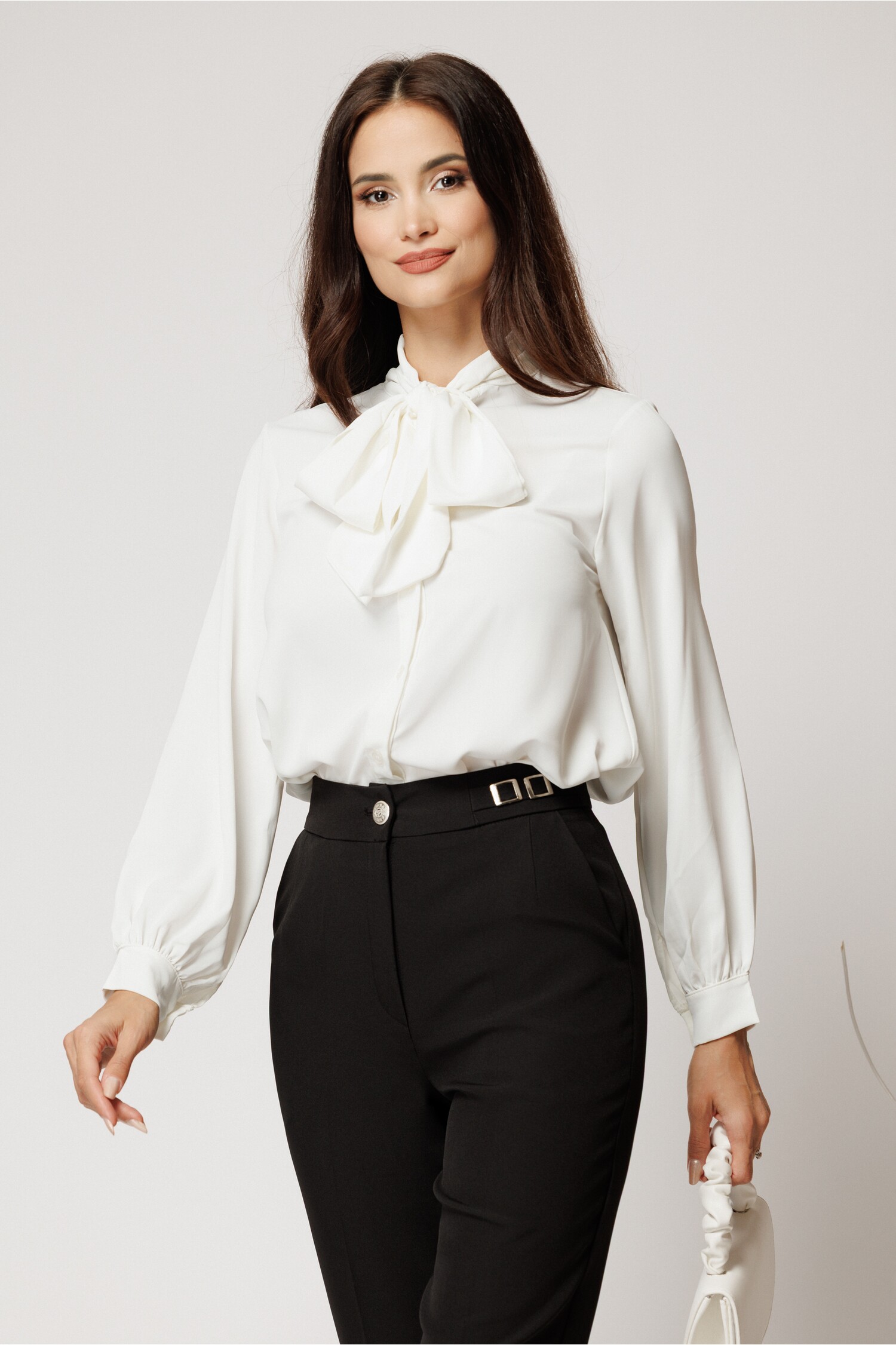 Camașă albă lejeră cu guler esarfă