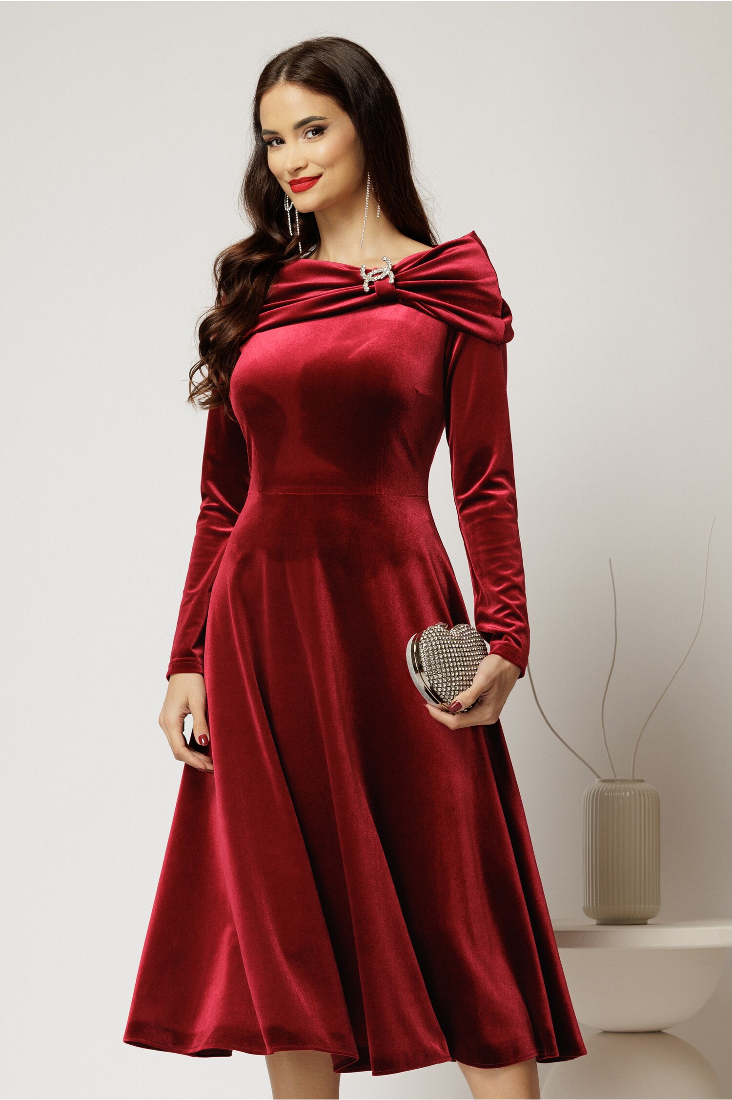 Rochie Catifea Bordo cu Brosă | Eleganță Asigurată