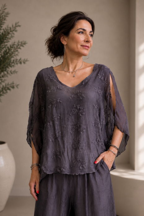 Bluza din matase si vascoza cu broderie pe fata si decolteu in V, maro