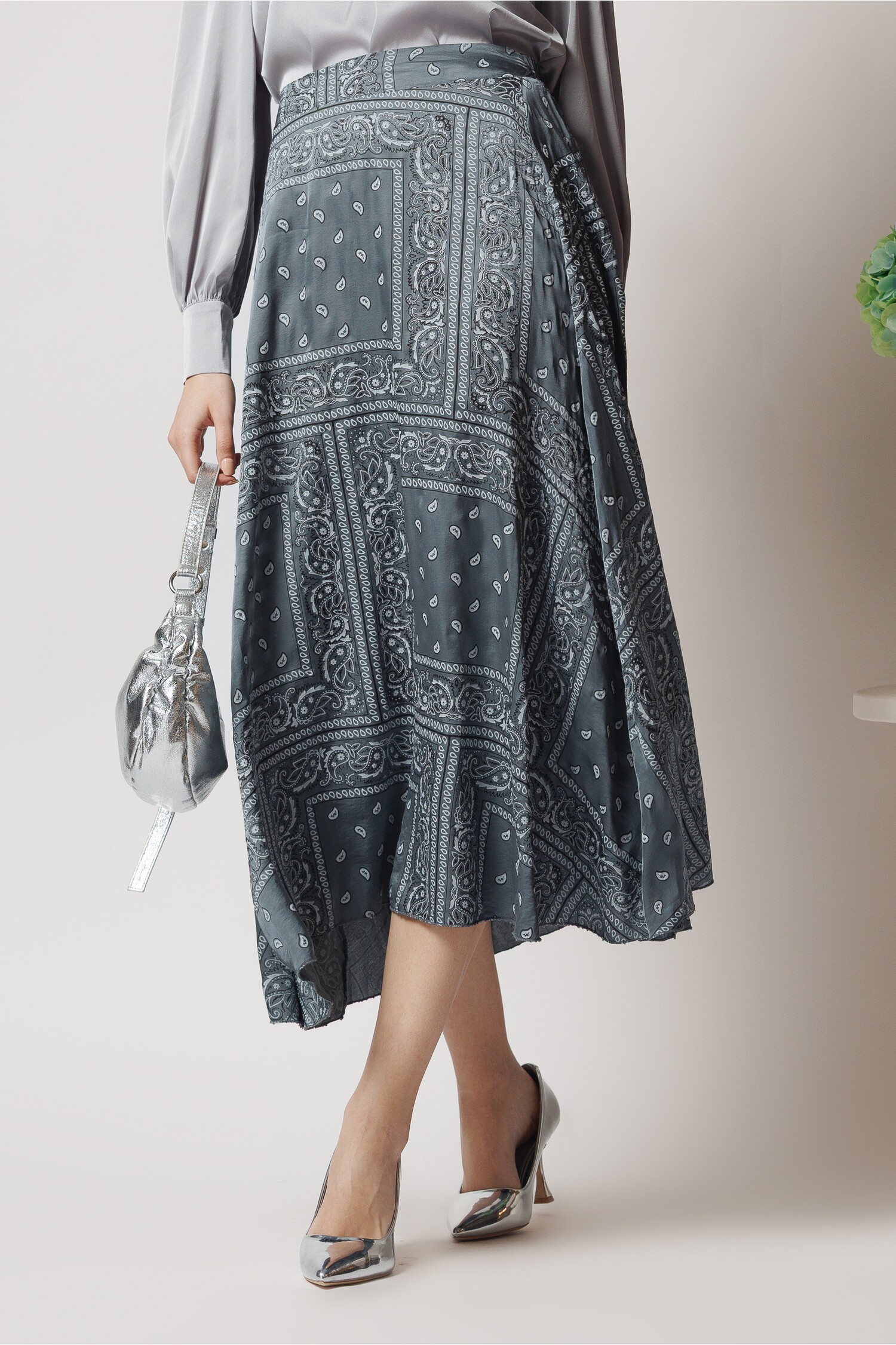 Fusta midi satin gri smart-casual elegantă