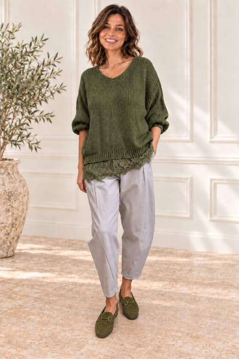 Pulover pufos verde kaki, oversize cu dantela pe margini si decolteu in V