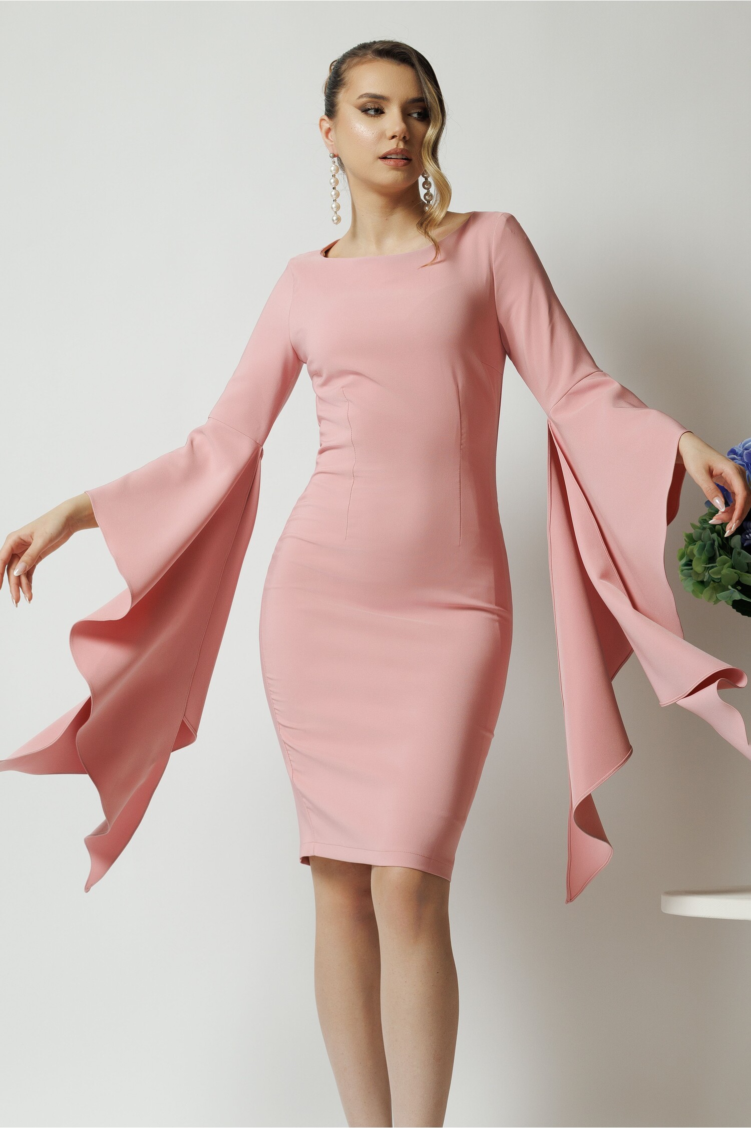 Rochie LaDonna Roz Eleganta cu Maneci Evazate