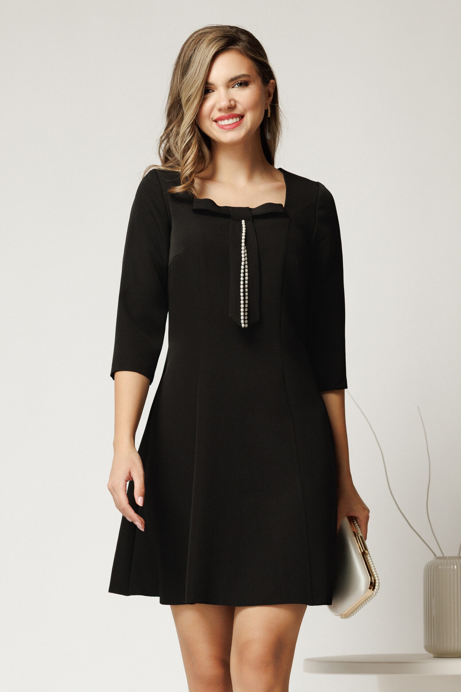 Rochie neagră scurtă cu perle elegantă