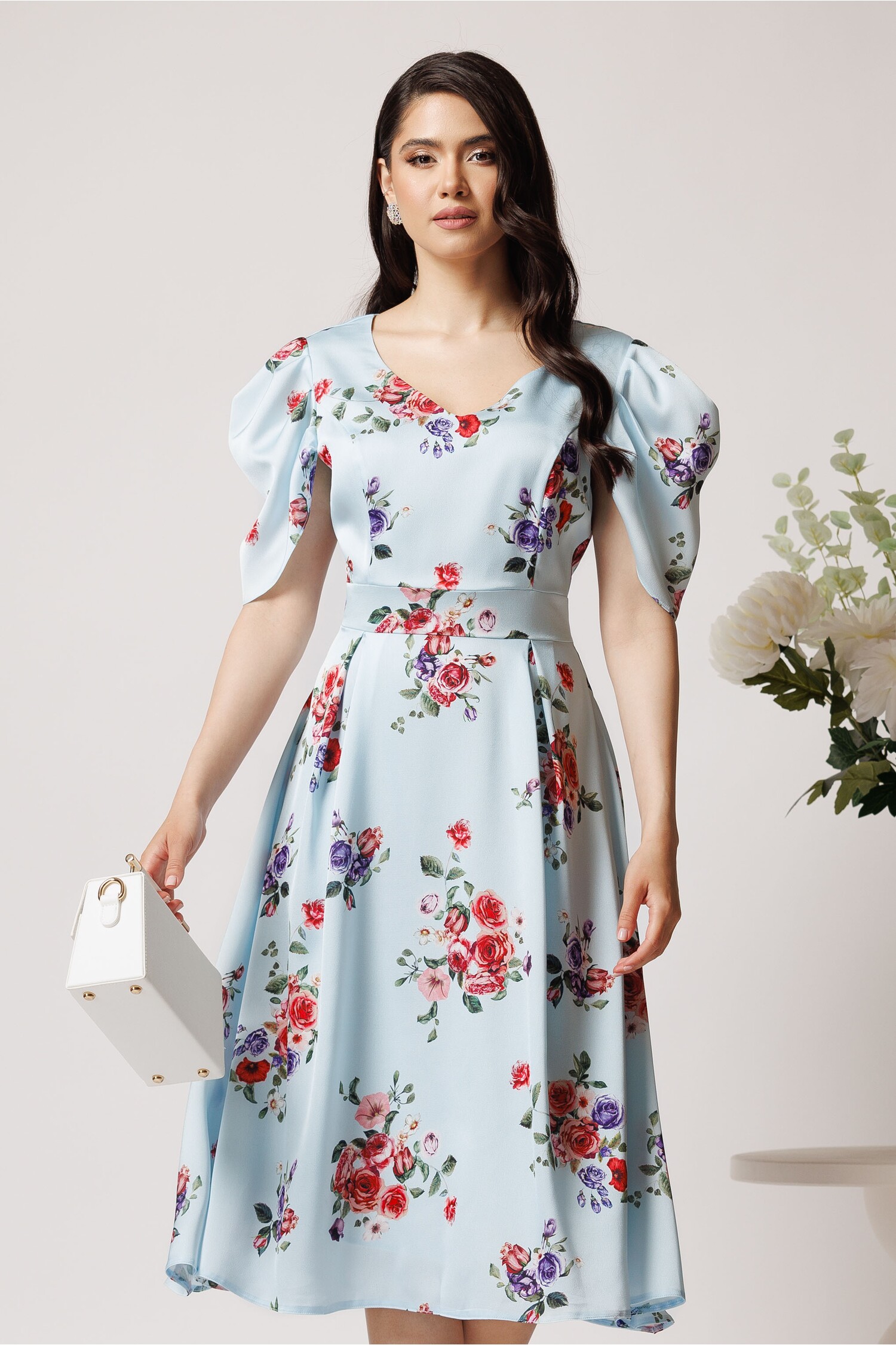 Rochie Satin Bleu Vaporoasă cu Trandafiri Roz