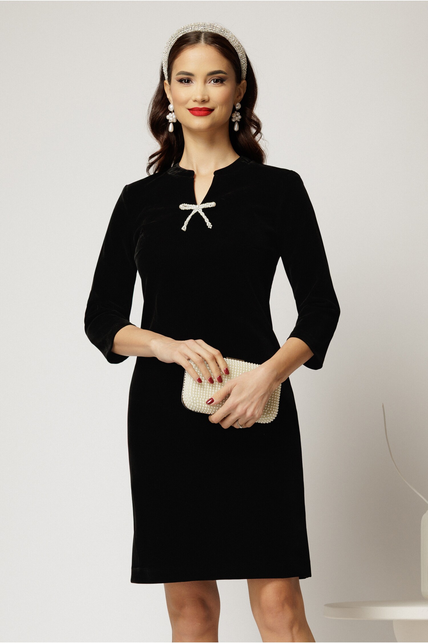 Rochie Catifea Neagră cu Fundă Perle - Eleganță
