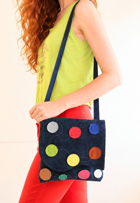 Geanta unicat handmade  din piele intoarsa bleumarin,cu buline colorate